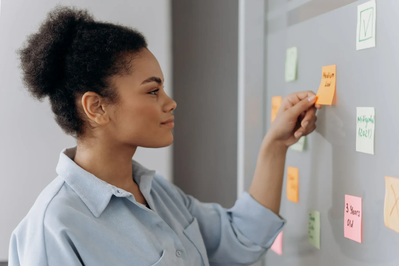 A team member mapping work steps to the roles that own them